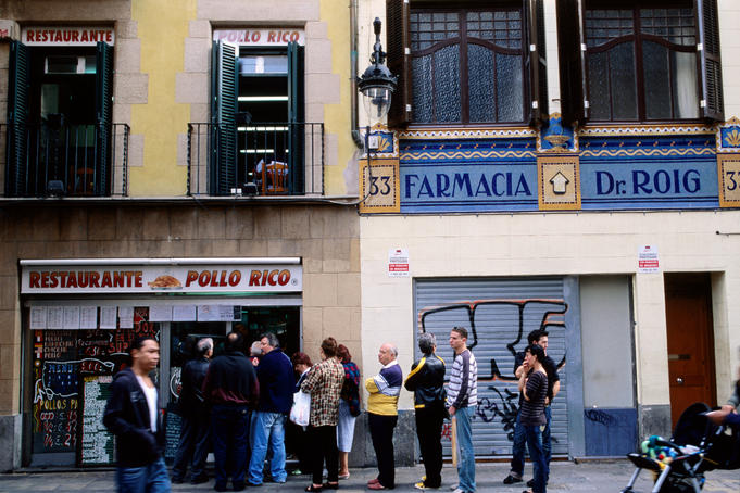 People queuing for chicken restaurant, El Raval