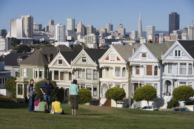 The Painted Ladies victorian houses and city skyline at Alamo Square.