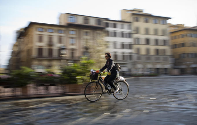 Cyclist crossing Piazza della Signoria.