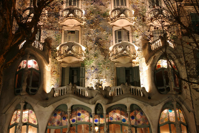 Facade detail, Casa Batilo.