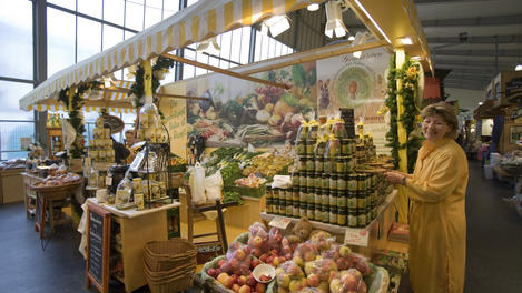 Market stand at Kleinmarkthalle.