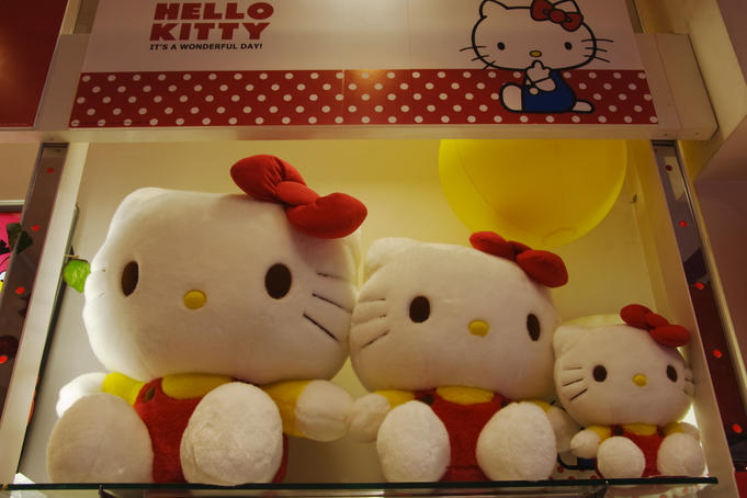 Hello Kitty Hotel In Tokyo. Hello Kitty dolls in Kiddyland