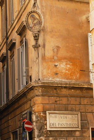 Madonna gracing the corner of Piazza della Rotonda, outside the Pantheon.