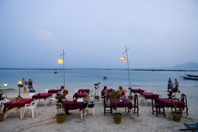 Beachfront dining along Hat Chaweng.