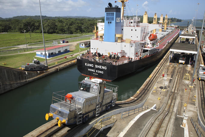 Passage manoeuvre of a grain vessel in Gatun Locks, Panama Canal.