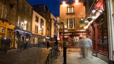 Temple Bar at night.