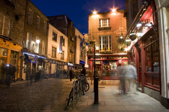 Temple Bar at night.