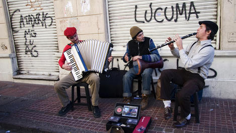 Street musicians performing at Sunday San Telmo market, Avenida Defensa.