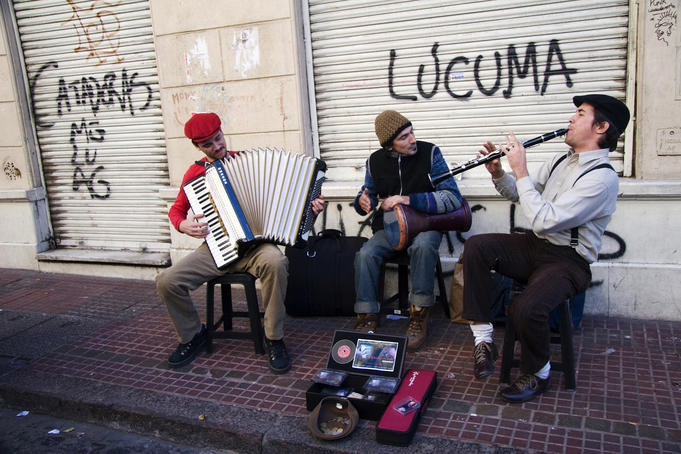 Street musicians performing at Sunday San Telmo market, Avenida Defensa.