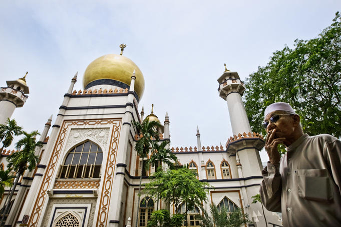 Sultan Mosque on Friday for prayers, Bugis.
