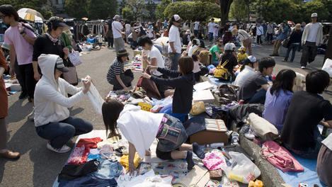 Sunday flea market at Jingu Gaien Park, Shinjuku-ku.