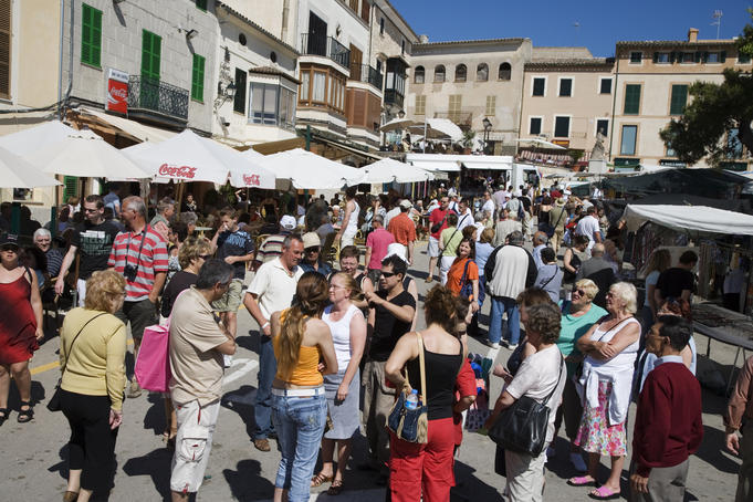 Crowd at Sineu Wednesday market.