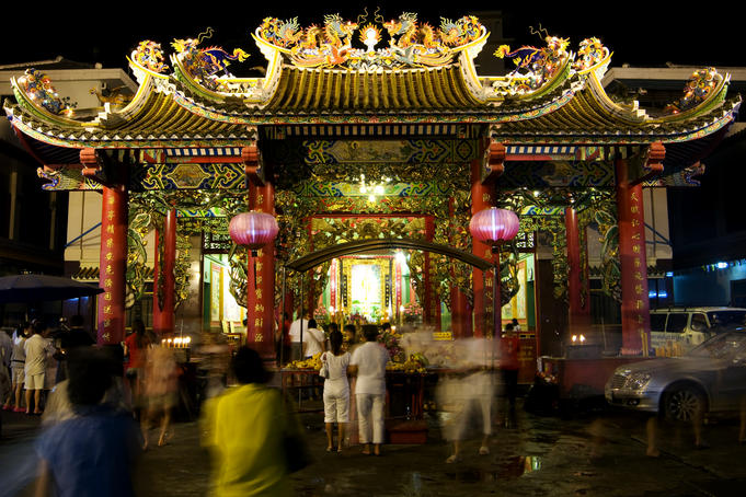 Chinese temple with evening worshippers in Th Yaowarat, Chinatown.