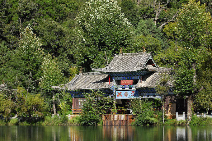 Taoist pavilion at Black Dragon Pool (Heilong Tan).