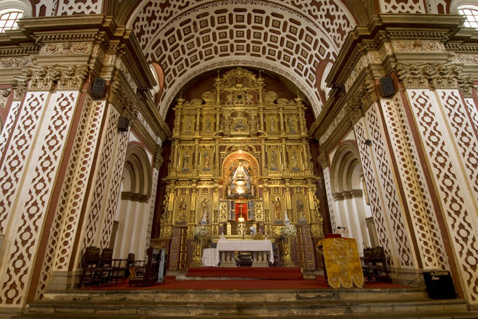 Main altar inside Church of Nuestra Senora de Guapulo.