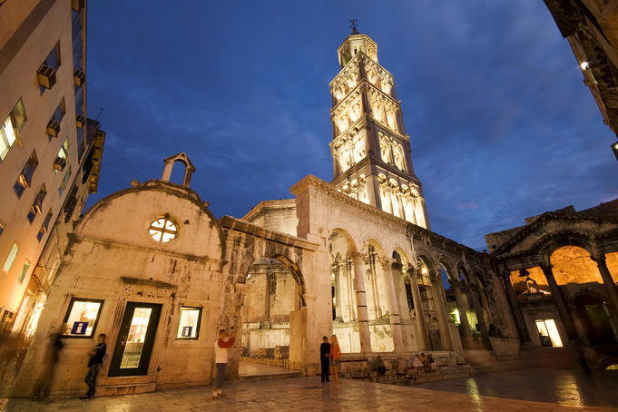 St Dominus Cathedral and Protiron square at dusk.