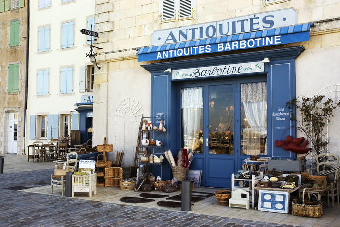 "Barbotine" antique shop.