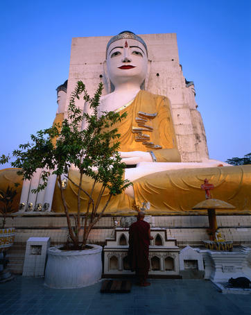 Monk praying at 4 Buddhas, Kyaik Pun Paya.
