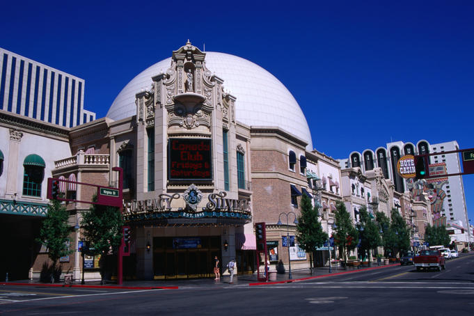 The Silver Legacy gaming establishment with its distinctive dome. As well as 80 gaming tables and 2500 slot machines there are accomodations of over 1700 themed rooms.