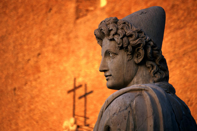 Statue of the Dioscuri in Rome, the statue honours the twin horsemen ( the Dioscuri - Castor and Pollux ), the Dioscuri had helped Rome to victory in a battle against the Latins at Lake Regillus