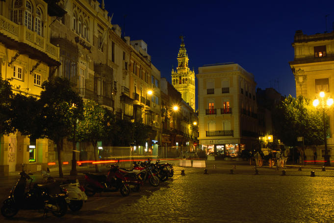 Night view of Plaza De S. Francisco.