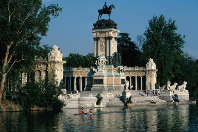 People canoeing past Parque del Retiro.