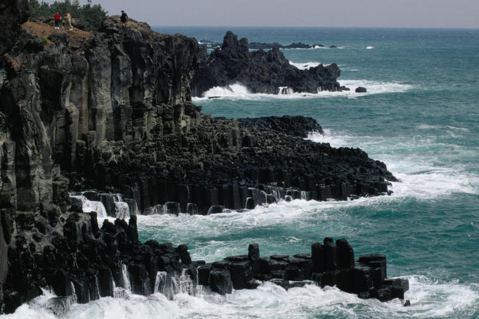 The rugged, volcanic coastline of Jejudo (Chejudo Island).