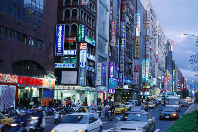 Rush hour traffic on Duenhua N. Road.