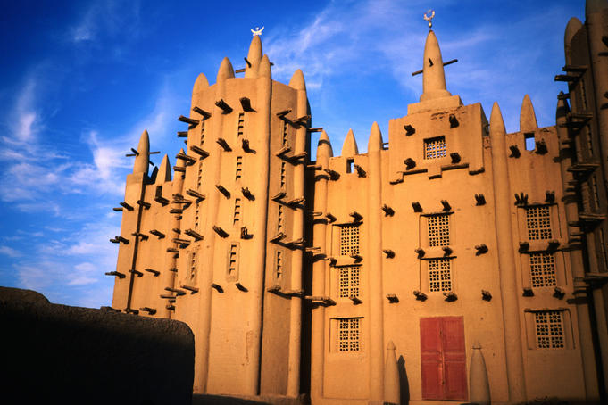 Traditional Sahel Mud-brick Mosque, built in 1935, on the River Niger, east of Mopti