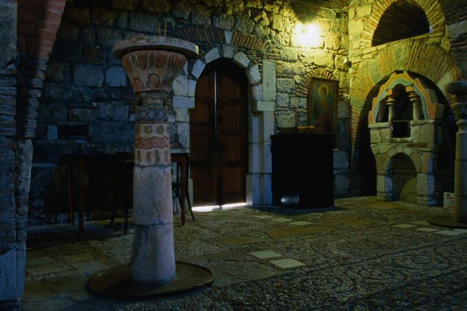 The Church of Agia Fotini combines Byzantine and Hellenistic elements.