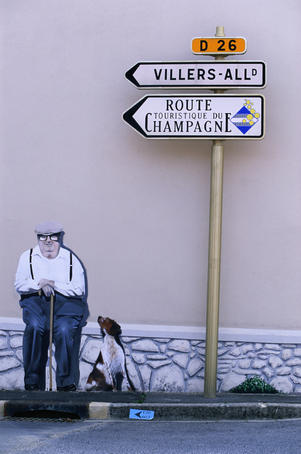 Typical painted wall sign pointing you in the right direction of the next section of the Champagne route.