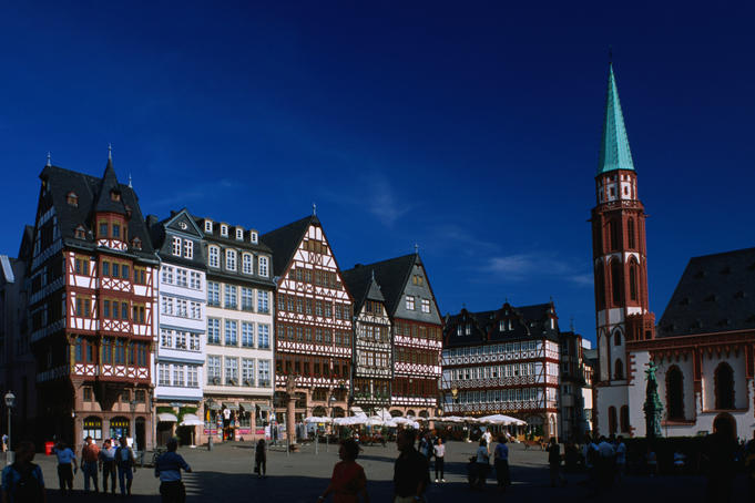 Alte Nikolaikirche (Church) and historical buildings on Rommeplatz (square).